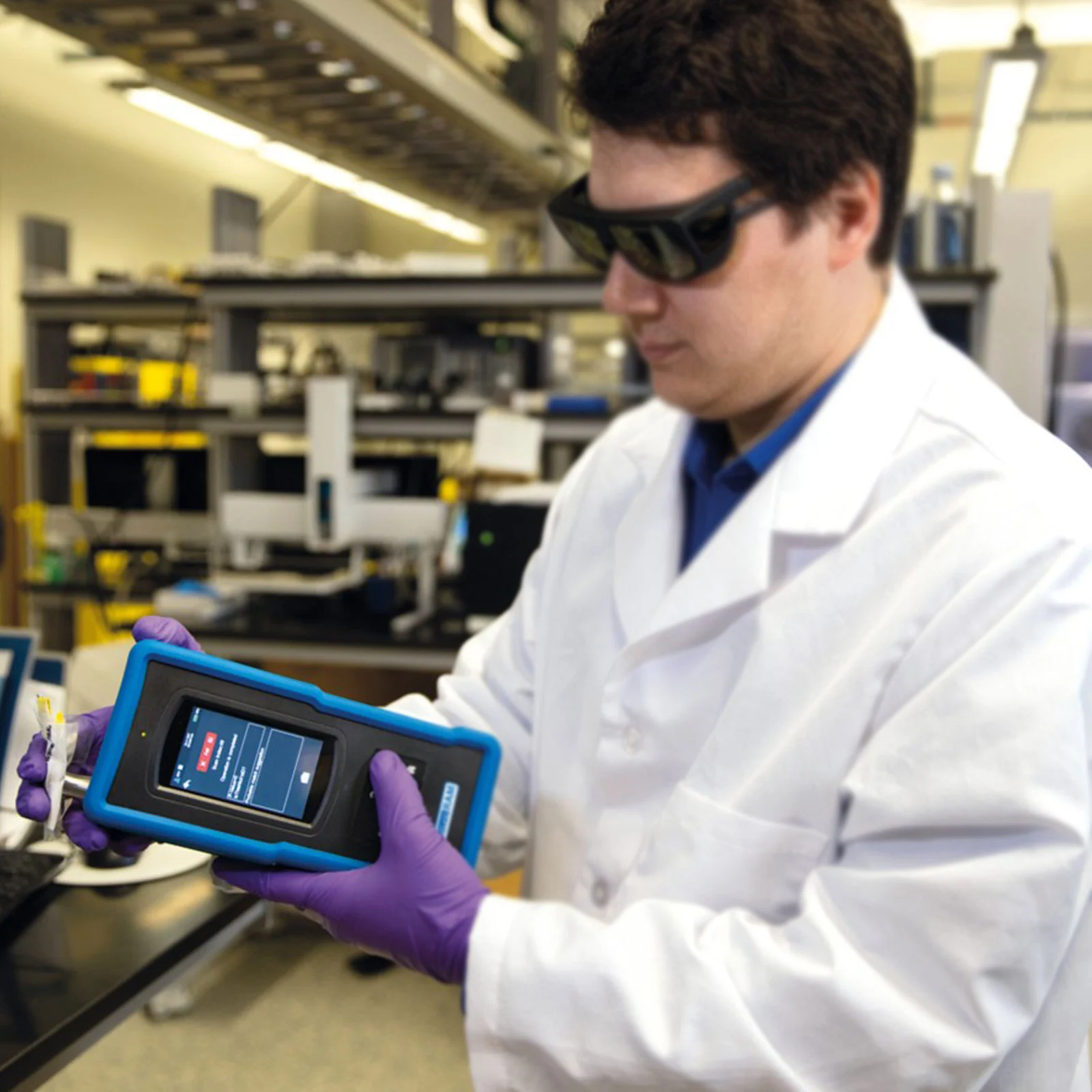 Operator using Metrohm NanoRam 1064 for non-destructive incoming raw material verification