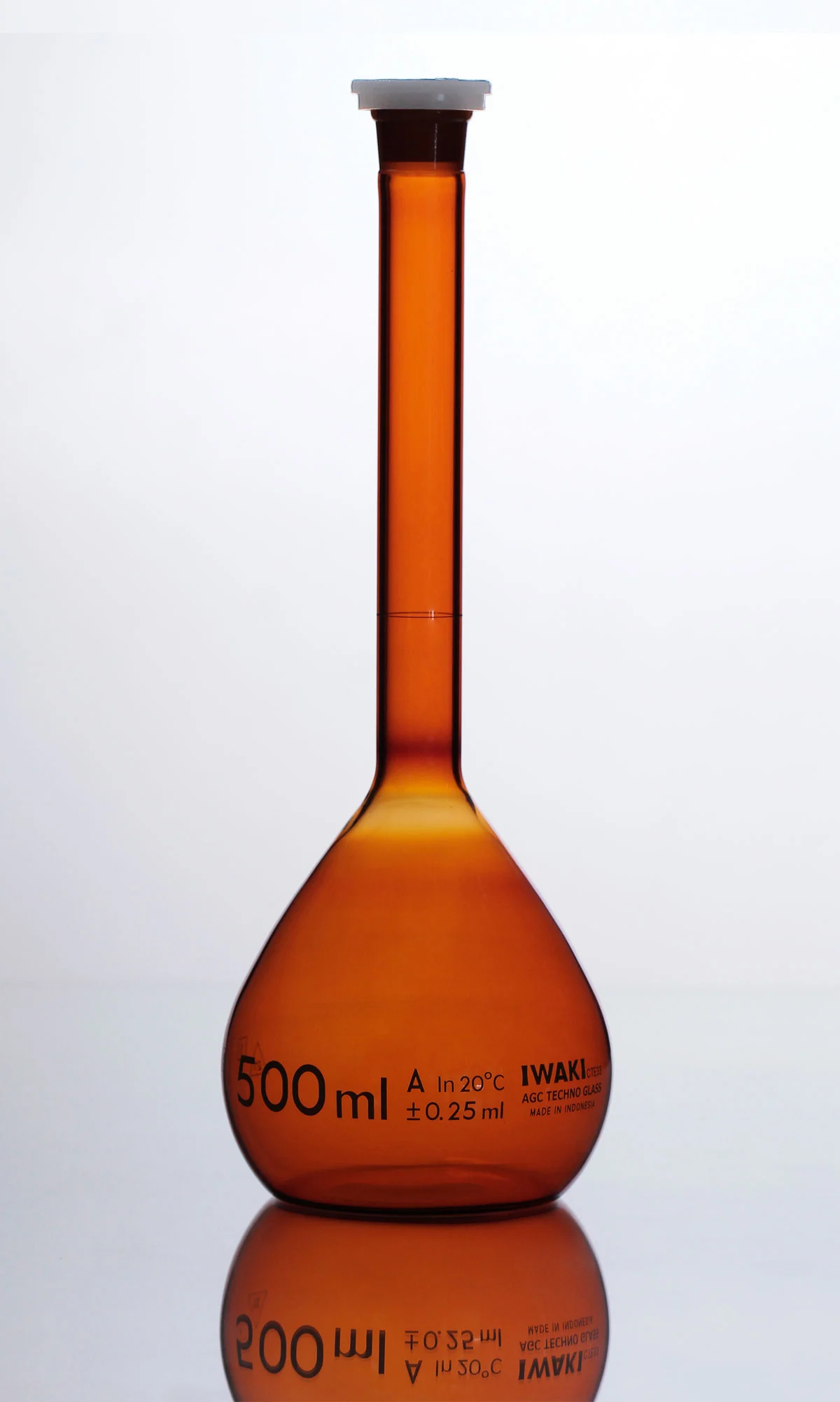 Volumetric Flask with Plastic Stopper - Amber Coated
